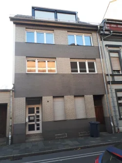 Hausansicht - Wohnung mieten in Krefeld - wie im Neubau: 1 Raum Apartment mit neuer Einbauküche und neuem Bad