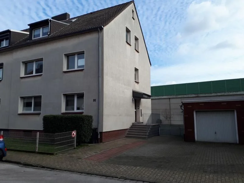 Seitenansicht - Wohnung mieten in Duisburg - schöne 3,5 Zi. Wohnung mit Terrasse im 3-Fam. Haus