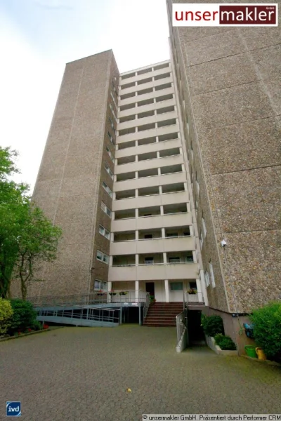 Hausansicht - Wohnung kaufen in Duisburg - Den Golfplatz und die Sechs-Seen-Platte vor der Türe