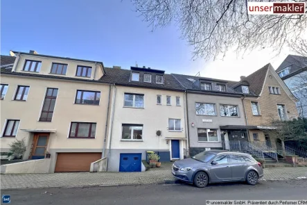 Frontansicht Haus - Haus kaufen in Duisburg - Duissern 3-Familienhaus mit Garten, freier Erdgeschoss Wohnung, 1.OG+2.OG vermietet