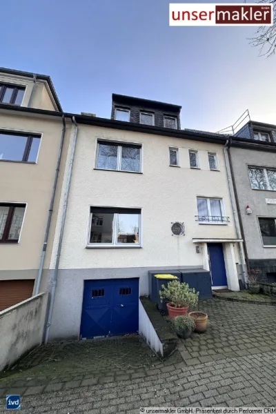 Frontansicht Einzeln - Haus kaufen in Duisburg - Duissern 3-Familienhaus mit Garten, freier Erdgeschoss Wohnung, 1.OG+2.OG vermietet