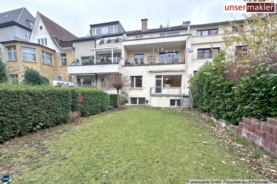 Rückseite mit Garten - Haus kaufen in Duisburg - Duissern 3-Familienhaus mit Garten, freier Erdgeschoss Wohnung, 1.OG+2.OG vermietet