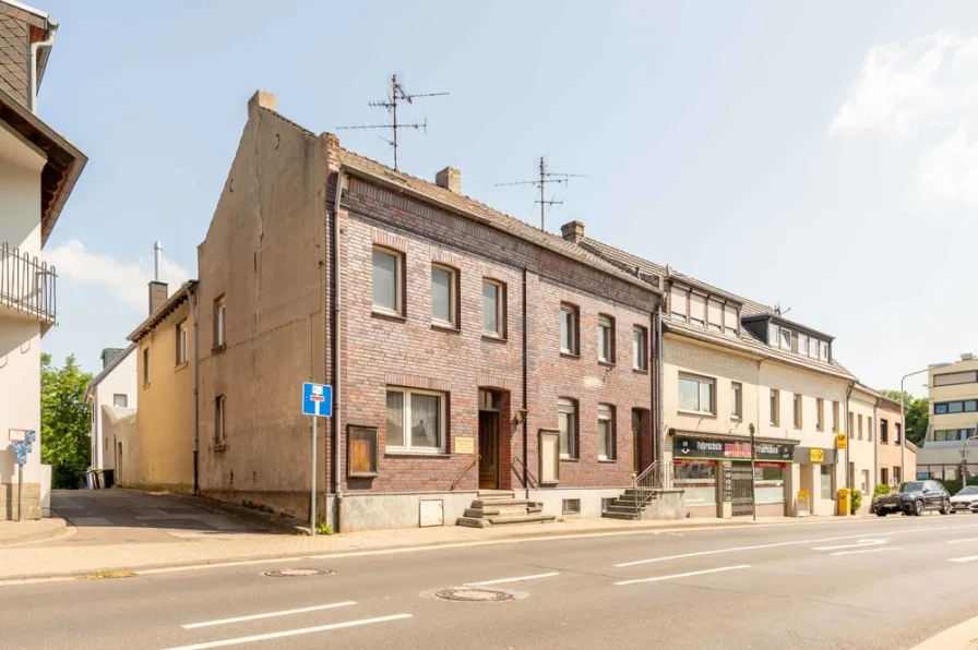 seitl. Ansicht - Haus kaufen in Düren / Mariaweiler - Sanierungsobjekt in Düren-Mariaweiler mit diversen Nutzungsmöglichkeiten.