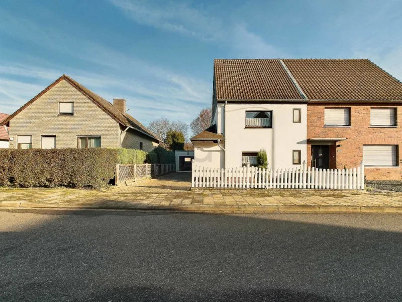 Hausfront - Haus kaufen in Düren / Lendersdorf - Sehr gepflegte Doppelhaushälfte in Lendersdorf mit Traumgrundstück