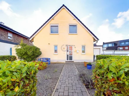 Frontansicht - Haus kaufen in Düren - Modernes und toll geschnittenes Einfamilienhaus in Düren-Gürzenich