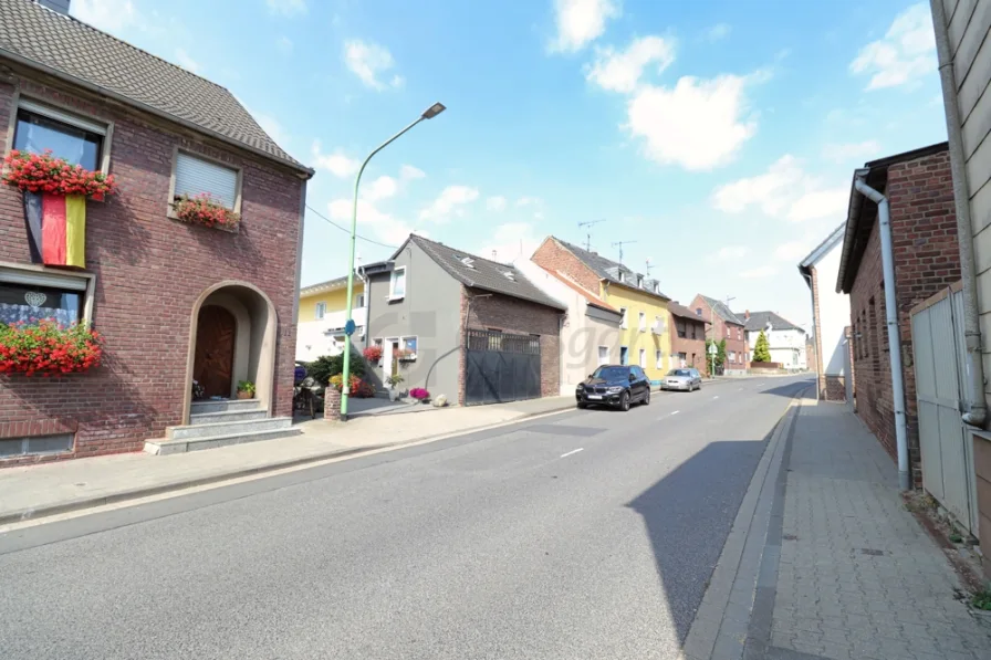 Straßenansicht - Wohnung mieten in Nörvenich / Frauwüllesheim - Schöne Maisonettewohnung mit eigenem kleinen Terrassenbereich