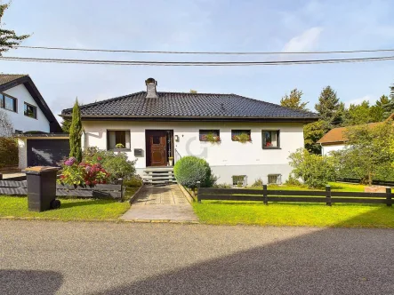 Frontansicht - Haus kaufen in Hürtgenwald / Straß - Einfamilienhaus, top gepflegt, mit großer Garage und Sonnengrundstück