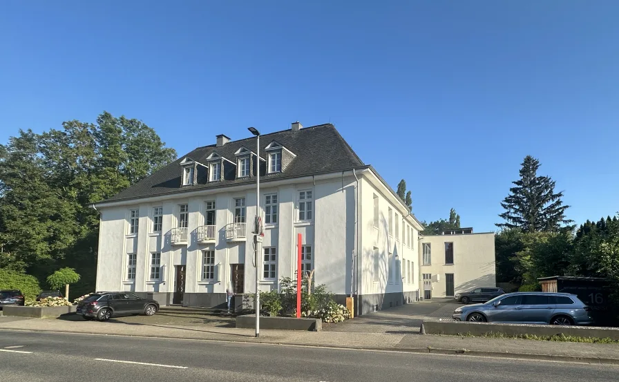 Ansicht mit Stellplätzen - Büro/Praxis mieten in Jülich - Moderne, stilvolle Büroflächen mit Stellplätzen -provisionsfrei- in 52428 Jülich