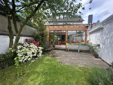 Garten-Ansicht - Zinshaus/Renditeobjekt kaufen in Kreuzau - Schickes 3-Familienhaus mit Garten und Garage in 52372 Kreuzau