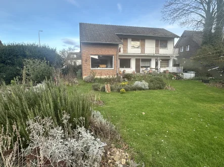 Gartenansicht - Haus kaufen in Düren - Einfamilienhaus mit viel Platz und Baugrundstück, in bester Lage von 52351 Düren