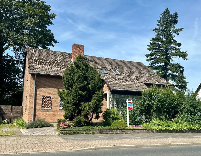 Ansicht - Haus kaufen in Düren - Solides, freistehendes Einfamilienhaus und Baugrundstück, in bester Lage von 52351 Düren