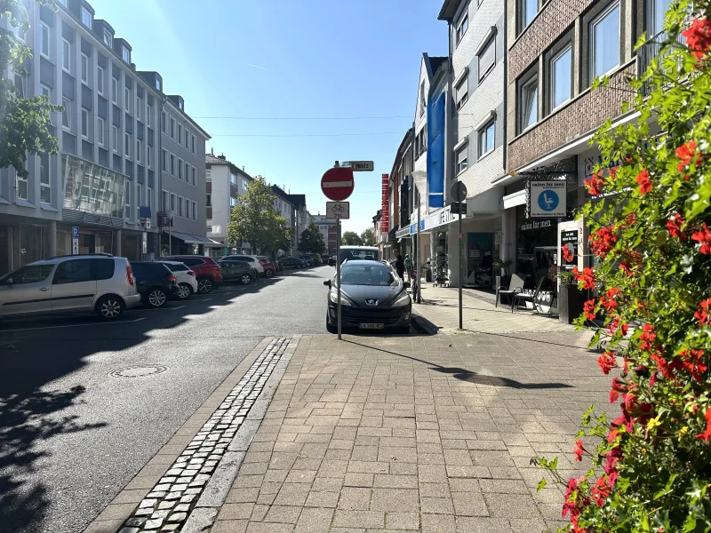 Blick in die Straße - Zinshaus/Renditeobjekt kaufen in Düren - Modernes Wohn- und Geschäftshaus im Herzen von 52349 Düren