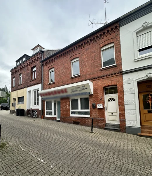 Straßenansicht (2) - Haus kaufen in Langerwehe - 1-3 Familienhaus mit viel Potential in 52379 Langerwehe