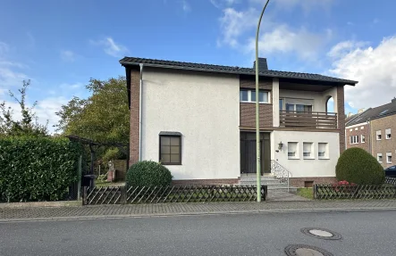 Straßenansicht - Haus kaufen in Düren - Modernes Einfamilienhaus mit Garten und Garage in top Lage von 52355 Düren