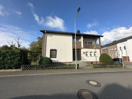 Ansicht - Haus kaufen in Düren - Modernes Einfamilienhaus mit Garten und Garage in top Lage von 52355 Düren