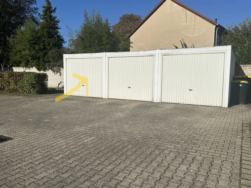 Garage mit Stellplatz davor