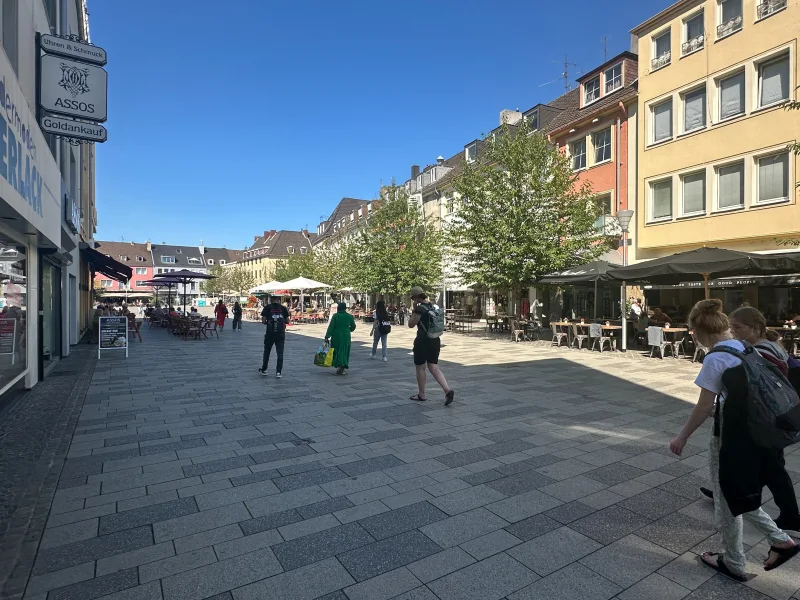 Marktplatz mit Ladenlokal