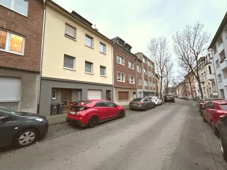 Ansicht - Zinshaus/Renditeobjekt kaufen in Düren - 5- Familienhaus mit Baugrundstück, Halle und Garage