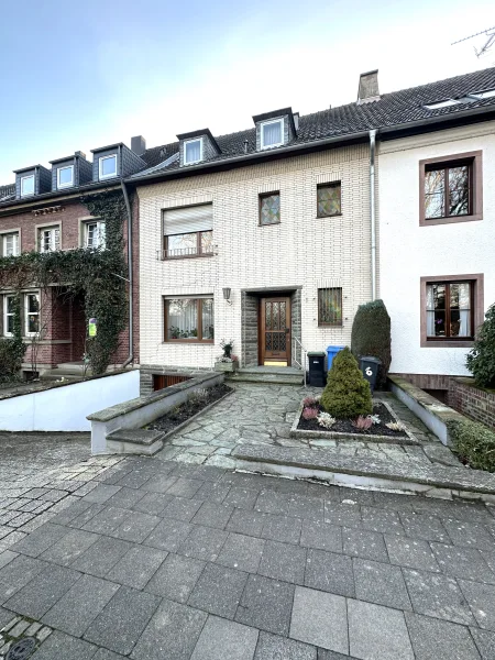 Straßenansicht - Haus kaufen in Düren - Einfamilienhaus in wunderbarer Lage von 52355 Düren-Stadt