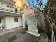 Terrasse und Treppe zum Garten