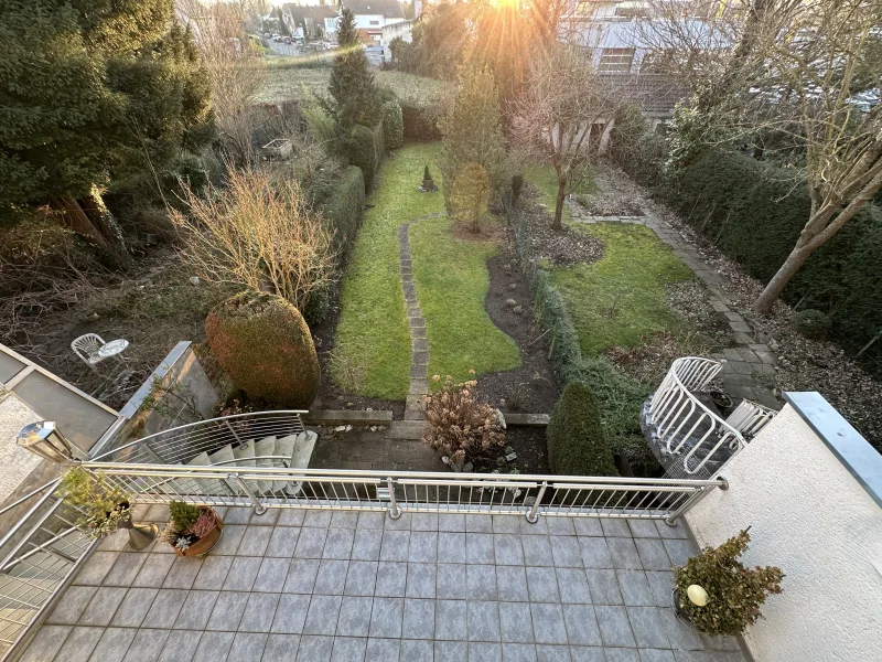 Blick vom Balkon in den Garten