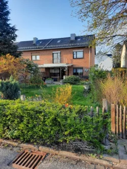 Gartenansicht im Frühling - Haus kaufen in Nörvenich - sonniges Einfamilienhaus in 52388 Nörvenich