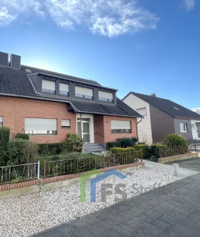 Front - Haus kaufen in Düren-Arnoldsweiler - 2-Familienhaus!