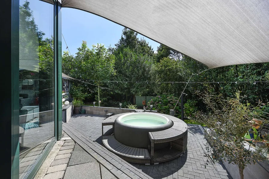 Marcus Trapp - Immobilien_Garten-Whirlpool