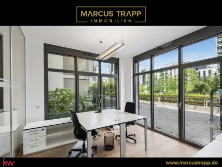 Startbild_Logo_Marcus Trapp Immobilien_schwarz mit KW Kopie.001 - Büro/Praxis kaufen in Düsseldorf - Moderne Gewerbeeinheit mit 2 TG-Stellplätzen am Berty-Albrecht-Park