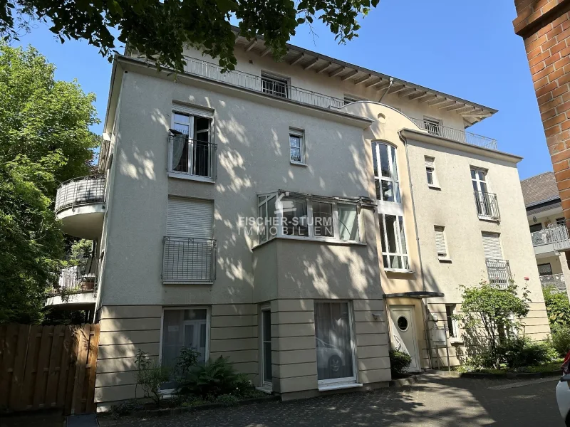 Hausansicht - Wohnung kaufen in Wiesbaden - Wiesbaden-Dichterviertel! Kapitalanlage! Helle Penthouse-Wohnung mit umlaufendem Balkon!