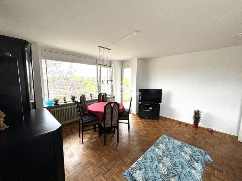 Wohnzimmer mit Balkon - Wohnung kaufen in Hilden - Hilden: Vermietete 3-Zimmer-Wohnung mit Weitblick und Balkon!