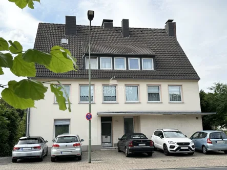 Hausansicht - Zinshaus/Renditeobjekt kaufen in Neuss - Neuss-Pomona: Mehrfamilienhaus mit 7 Garagen!