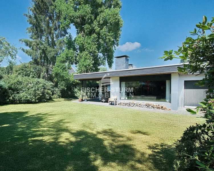 Hausansicht - Haus kaufen in Meerbusch - Meerbusch-Strümp! Kapitalanlage! Vermieteter Flachdachbungalow!