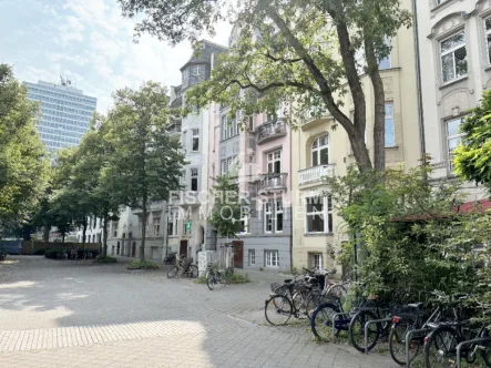 Vor der Tür - Wohnung mieten in Düsseldorf - Düsseldorf-Carlstadt im Stilaltbau: Frisch renoviert, mit Balkon und Lift!