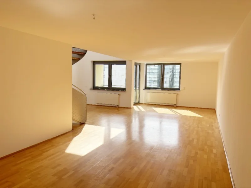 Wohnzimmer - Wohnung kaufen in Düsseldorf - Düsseldorf-Golzheim! 3-Zimmer-Maisonette, Loggia, 2 Tiefgaragenplätze!!