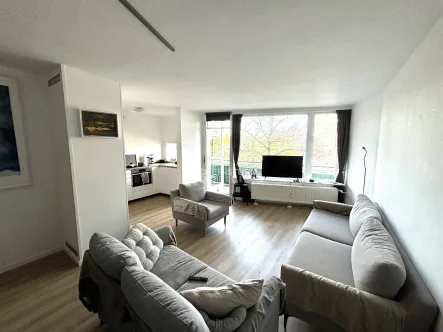 Wohn-Esszimmer mit Balkon - Wohnung kaufen in Düsseldorf - Düsseldorf-Flingern-Nord: Drei Zimmer, 2 Balkone und eine Garage!