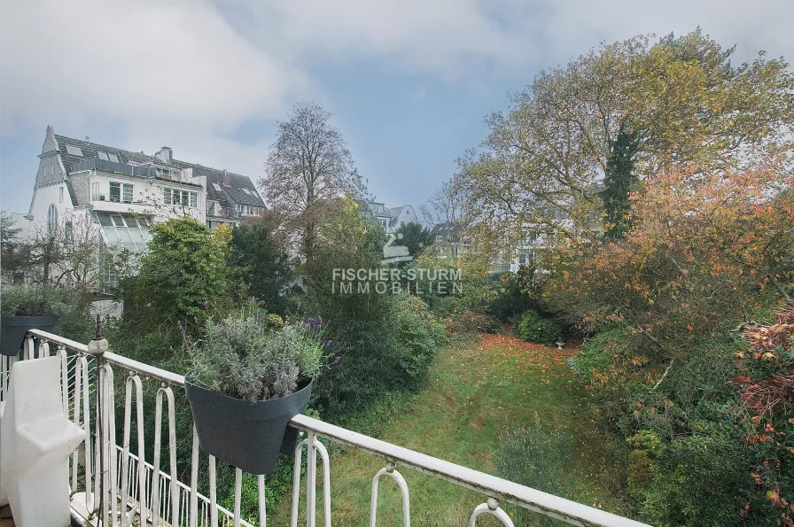 Balkon mit Blick in den Garten