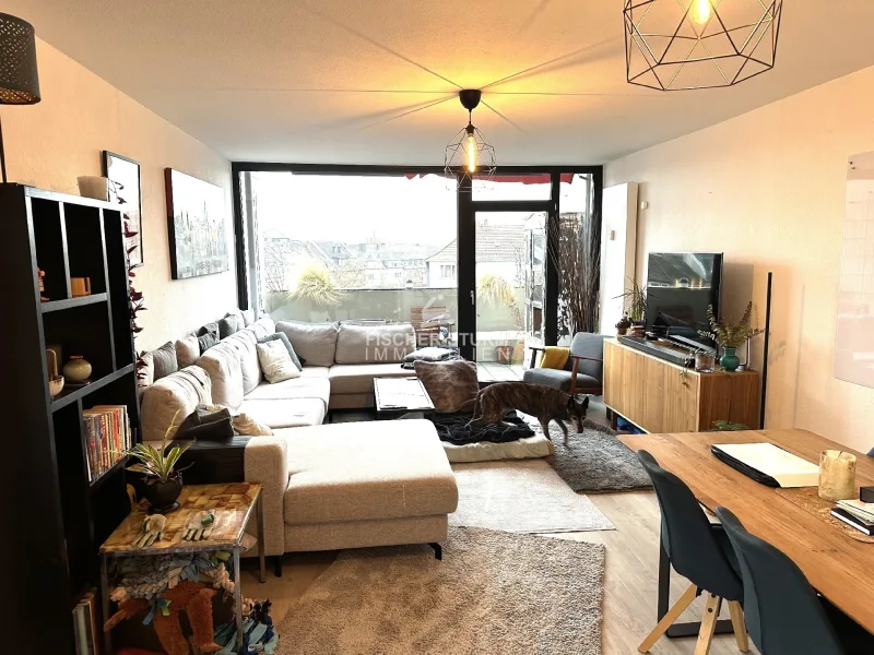 Wohnzimmer mit Balkon