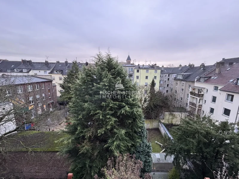 Blick in die Innenhöfe aus der Küche - Wohnung mieten in Düsseldorf - Düsseldorf Oberbilk! 3-Zimmer-Wohnung im 4. OG