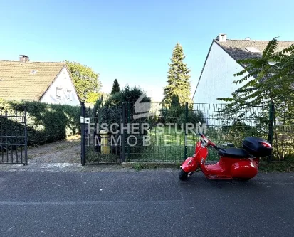 Blick auf das Grundstück von der Straße - Grundstück kaufen in Düsseldorf - Düsseldorf-Oberbilk (`Gurkenland´): Baugrundstück für Doppelhaushälfte!