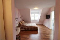 1.OG: Schlafzimmer mit Bad und Ankleide