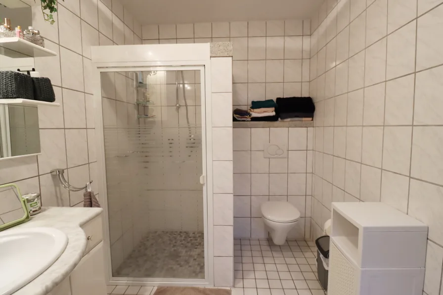 UG: Badezimmer 3