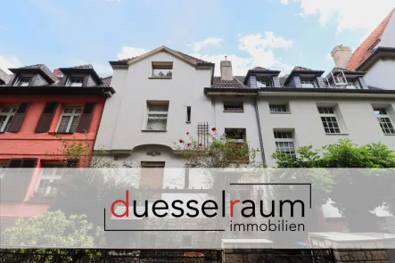 Titelbild - Haus kaufen in Düsseldorf / Eller - Eller: Ein- bis Dreifamilienhaus mit drei Etagen und großem Garten in ruhiger Lage