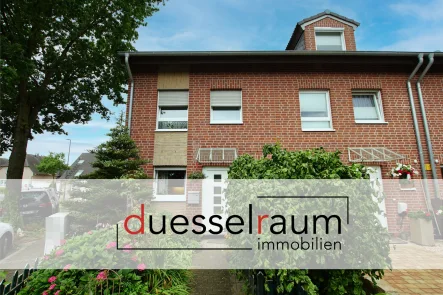 Titelbild - Haus kaufen in Düsseldorf - Lichtenbroich: schönes Reihenendhaus mit tollem Garten, Gartenteich und Garage in guter Lage!