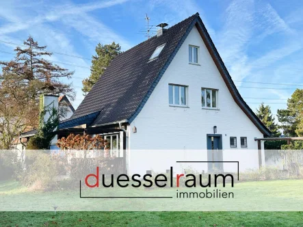 Titelbild - Haus kaufen in Krefeld - Krefeld: Idyllisches Einfamilienhaus mit einer charmanten Aufteilung, Garten und einer neuen Heizung