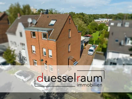 Titelbild - Haus kaufen in Düsseldorf - Benrath: Traditionsreiches Zweifamilienhaus in ruhiger und verkehrsberuhigter Lage mit Gartenidylle!