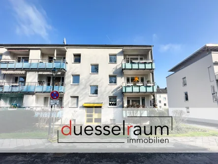 Titelbild - Wohnung kaufen in Düsseldorf - Wersten: Solide und vermietet – Effektiv geschnittene Eigentumswohnung mit Balkon in grüner Lage.