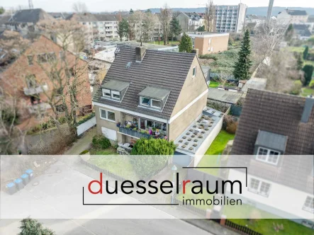 Titelbild - Haus kaufen in Düsseldorf - Rath: Mehrfamilienhaus mit 5 Wohneinheiten + Einfamilienhaus auf einem Grundstück mit großem Garten