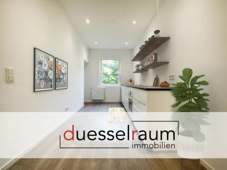 Titelbild - Wohnung kaufen in Düsseldorf - Golzheim: Kernsanierte und elegante Wohnung mit Loggia, Gartennutzung und EBK in Rheinnähe!
