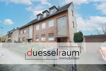 Titelbild - Haus kaufen in Düsseldorf - Eller: gepflegtes Dreifamilienhaus mit Balkonen, riesigem Garten und zwei Garagen in ruhiger Lage!
